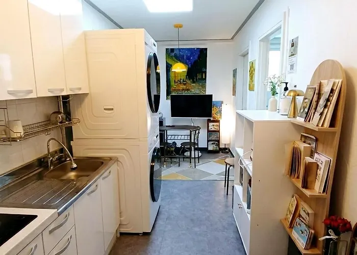 Chillpop I Hongdae Sinchon I 1f I 4ppl I Private 2br, 3 Bed *